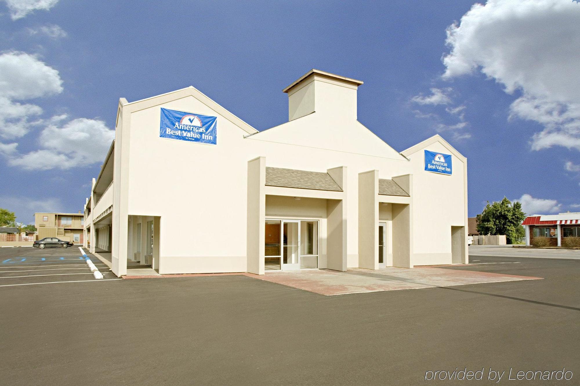 Econo Lodge Metropolis Exterior photo
