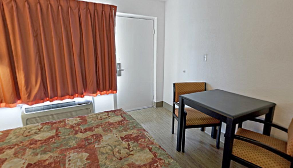 Econo Lodge Metropolis Room photo