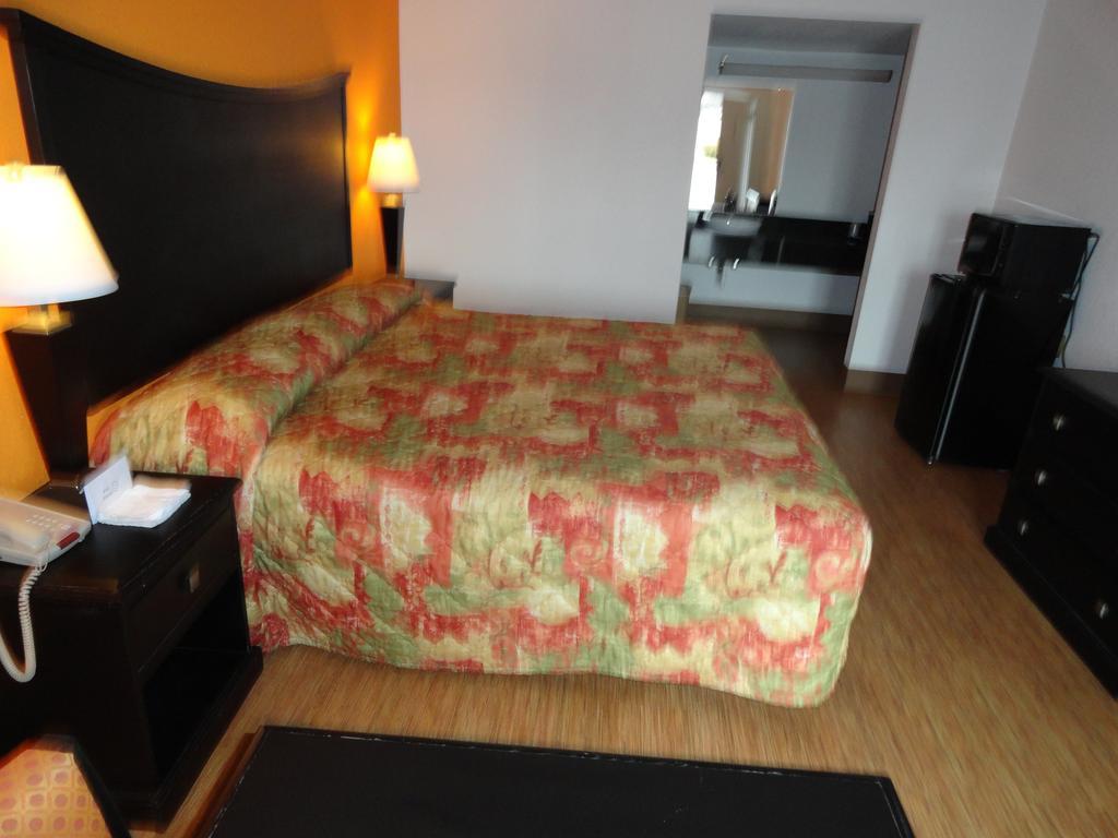 Econo Lodge Metropolis Room photo