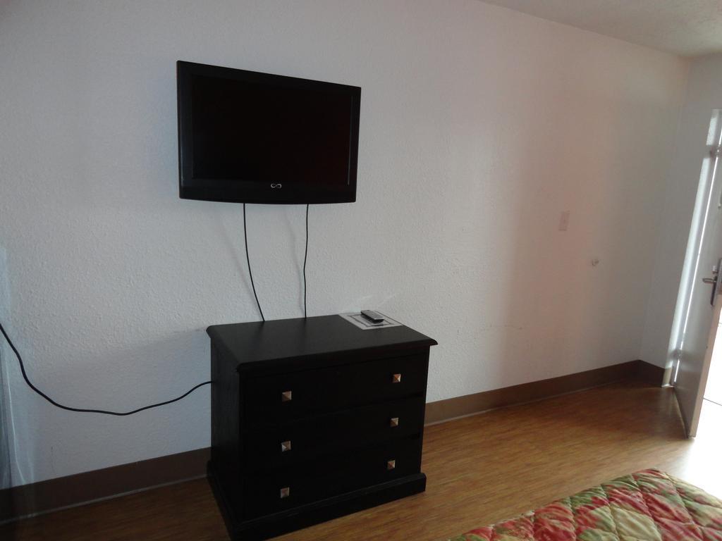 Econo Lodge Metropolis Room photo