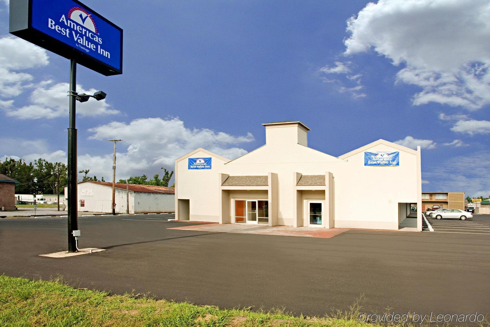 Econo Lodge Metropolis Exterior photo