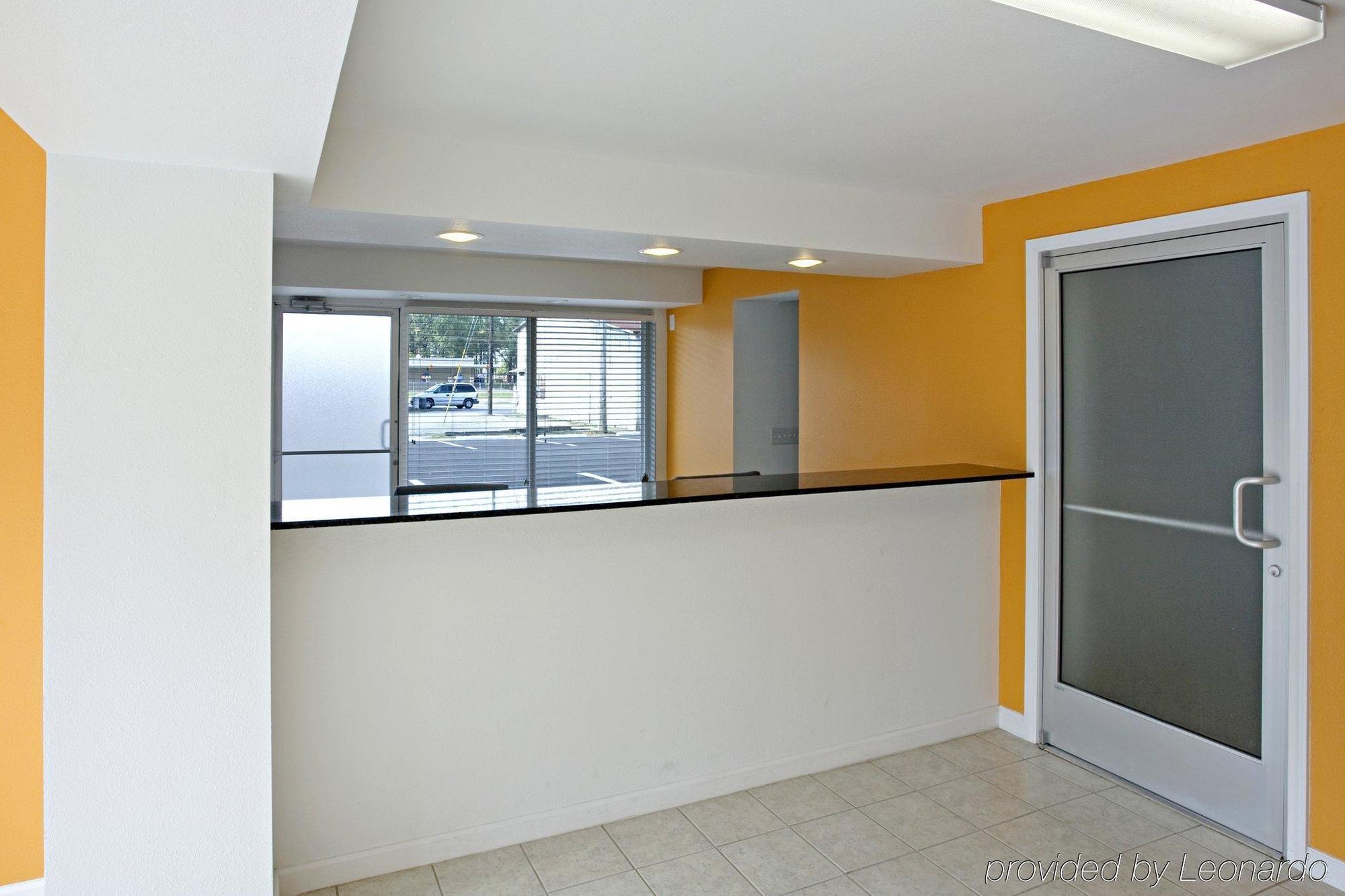 Econo Lodge Metropolis Interior photo