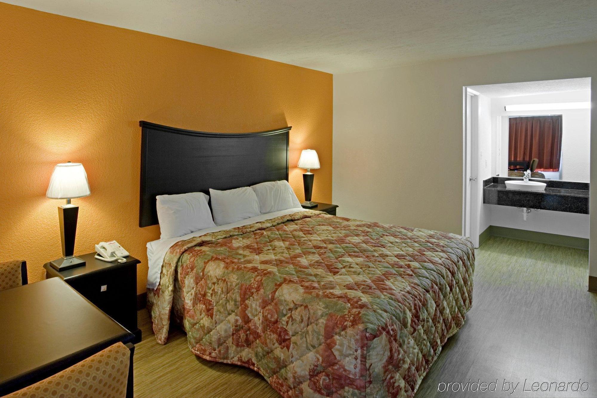 Econo Lodge Metropolis Room photo