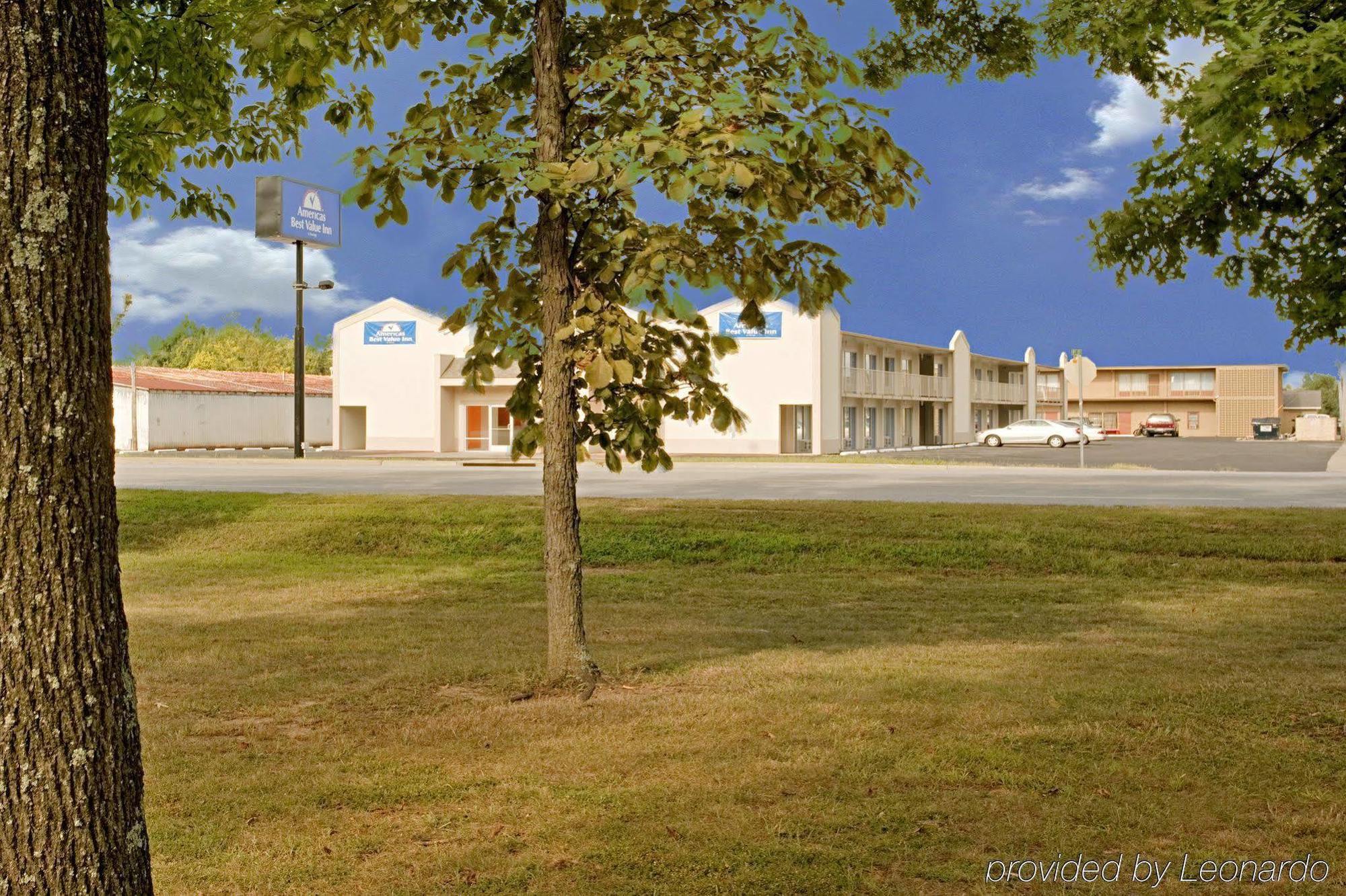 Econo Lodge Metropolis Exterior photo