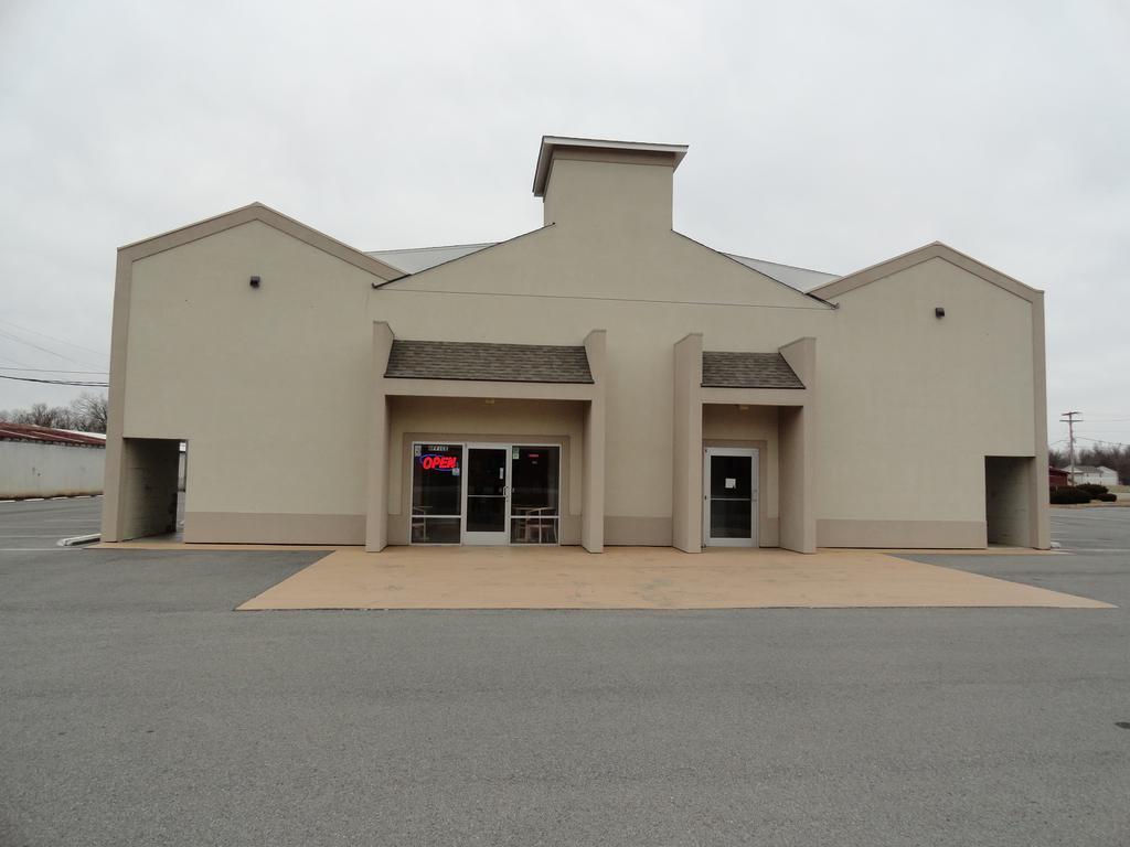 Econo Lodge Metropolis Exterior photo