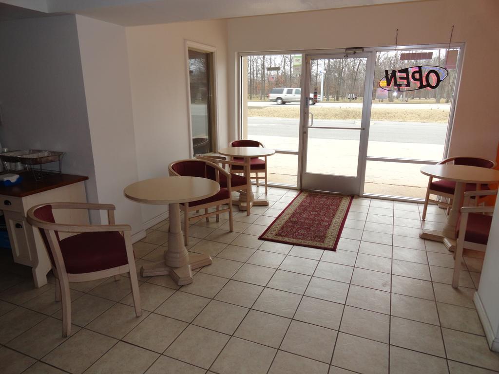 Econo Lodge Metropolis Exterior photo